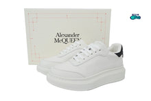 Cargar imagen en el visor de la galería, Alexander McQueen White black logo en relieve