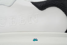 Cargar imagen en el visor de la galería, Alexander McQueen White black logo en relieve