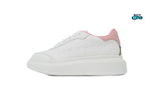 Cargar imagen en el visor de la galería, Alexander McQueen White Pink logo en relieve
