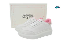 Cargar imagen en el visor de la galería, Alexander McQueen White Pink logo en relieve