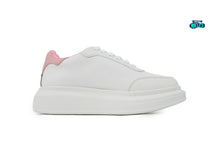 Cargar imagen en el visor de la galería, Alexander McQueen White Pink logo en relieve