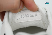 Cargar imagen en el visor de la galería, Alexander McQueen White Brown logo en relieve