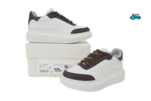 Cargar imagen en el visor de la galería, Alexander McQueen White Brown logo en relieve