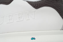 Cargar imagen en el visor de la galería, Alexander McQueen White Brown logo en relieve