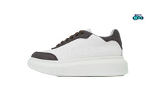 Cargar imagen en el visor de la galería, Alexander McQueen White Brown logo en relieve