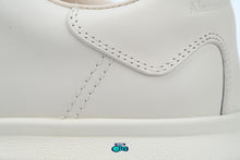 Cargar imagen en el visor de la galería, Alexander McQueen Oversized Retro White