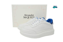 Cargar imagen en el visor de la galería, Alexander McQueen White blue logo en relieve