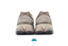 Cargar imagen en el visor de la galería, New Balance 9060 Mushroom