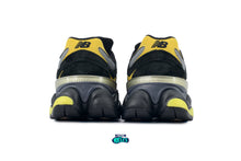 Cargar imagen en el visor de la galería, New Balance 9060 Black Yellow