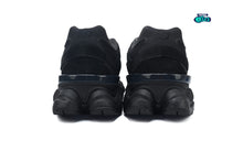 Cargar imagen en el visor de la galería, New Balance 9060 Triple Black Suede