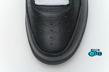 Cargar imagen en el visor de la galería, Nike Air Force 1 '07 Virgil x MoMA (With Socks)