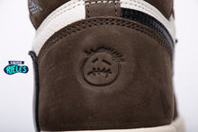 Cargar imagen en el visor de la galería, Travis Scott x Air Jordan 1 Retro High OG 'Mocha'