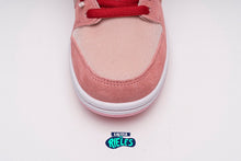 Cargar imagen en el visor de la galería, Dunk Low SB StrangeLove 'Valentine's Day'