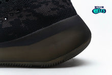 Cargar imagen en el visor de la galería, Yeezy Boost 380 'Onyx Non-Reflective y Reflective'