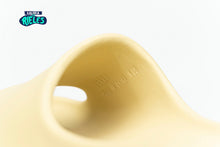 Cargar imagen en el visor de la galería, Yeezy Slide 'Desert Sand'