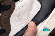 Cargar imagen en el visor de la galería, Travis Scott x Air Jordan 1 Retro High OG 'Mocha'