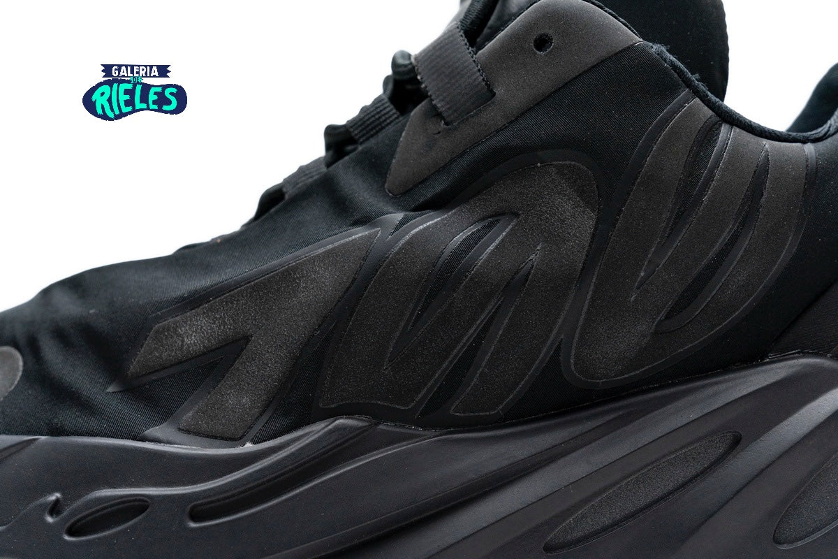 Yeezy Boost 700 MNVN 'Triple Black' – Galeria De Rieles