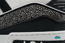 Cargar imagen en el visor de la galería, LV Trainer White Black Crystals

