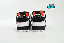 Cargar imagen en el visor de la galería, Nike SB Dunk Low TIGHTBOOTH
