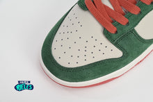 Cargar imagen en el visor de la galería, Nike Dunk Low SE All Petals United Fir Green
