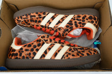 Cargar imagen en el visor de la galería, Adidas Samba Preloved Red Leopard
