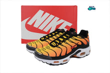 Cargar imagen en el visor de la galería, Nike Air Max Plus Black Orange
