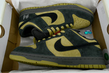 Cargar imagen en el visor de la galería, Nike SB Dunk x Supreme “94” Camper Green
