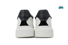 Cargar imagen en el visor de la galería, Alexander McQueen White black logo en relieve

