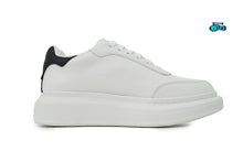Cargar imagen en el visor de la galería, Alexander McQueen White black logo en relieve
