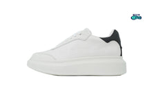 Cargar imagen en el visor de la galería, Alexander McQueen White black logo en relieve
