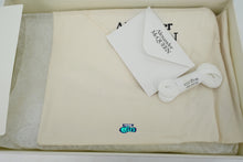 Cargar imagen en el visor de la galería, Alexander McQueen White Pink logo en relieve
