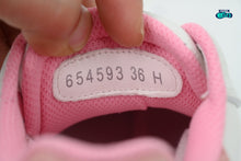 Cargar imagen en el visor de la galería, Alexander McQueen White Pink logo en relieve
