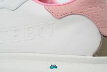 Cargar imagen en el visor de la galería, Alexander McQueen White Pink logo en relieve
