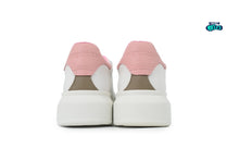 Cargar imagen en el visor de la galería, Alexander McQueen White Pink logo en relieve
