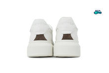 Cargar imagen en el visor de la galería, Alexander McQueen White Brown logo en relieve
