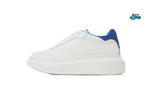 Cargar imagen en el visor de la galería, Alexander McQueen White blue logo en relieve
