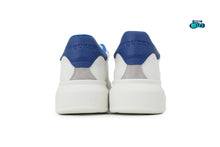 Cargar imagen en el visor de la galería, Alexander McQueen White blue logo en relieve
