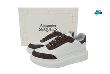 Cargar imagen en el visor de la galería, Alexander McQueen White Brown logo en relieve
