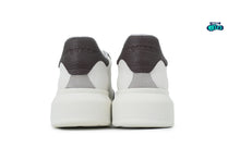 Cargar imagen en el visor de la galería, Alexander McQueen White Brown logo en relieve

