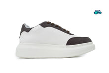 Cargar imagen en el visor de la galería, Alexander McQueen White Brown logo en relieve
