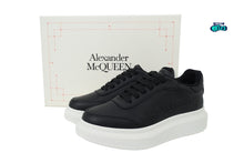 Cargar imagen en el visor de la galería, Alexander McQueen Black logo en relieve
