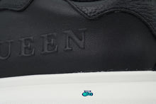 Cargar imagen en el visor de la galería, Alexander McQueen Black logo en relieve
