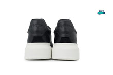 Cargar imagen en el visor de la galería, Alexander McQueen Black logo en relieve

