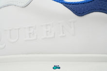 Cargar imagen en el visor de la galería, Alexander McQueen White blue logo en relieve
