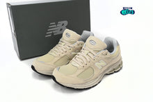 Cargar imagen en el visor de la galería, New Balance 2002R Off White
