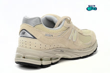 Cargar imagen en el visor de la galería, New Balance 2002R Off White
