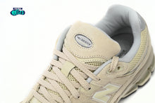 Cargar imagen en el visor de la galería, New Balance 2002R Off White
