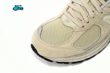 Cargar imagen en el visor de la galería, New Balance 2002R Off White
