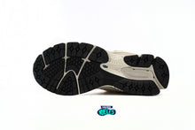 Cargar imagen en el visor de la galería, New Balance 2002R Off White
