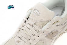 Cargar imagen en el visor de la galería, New Balance 2002R Beige
